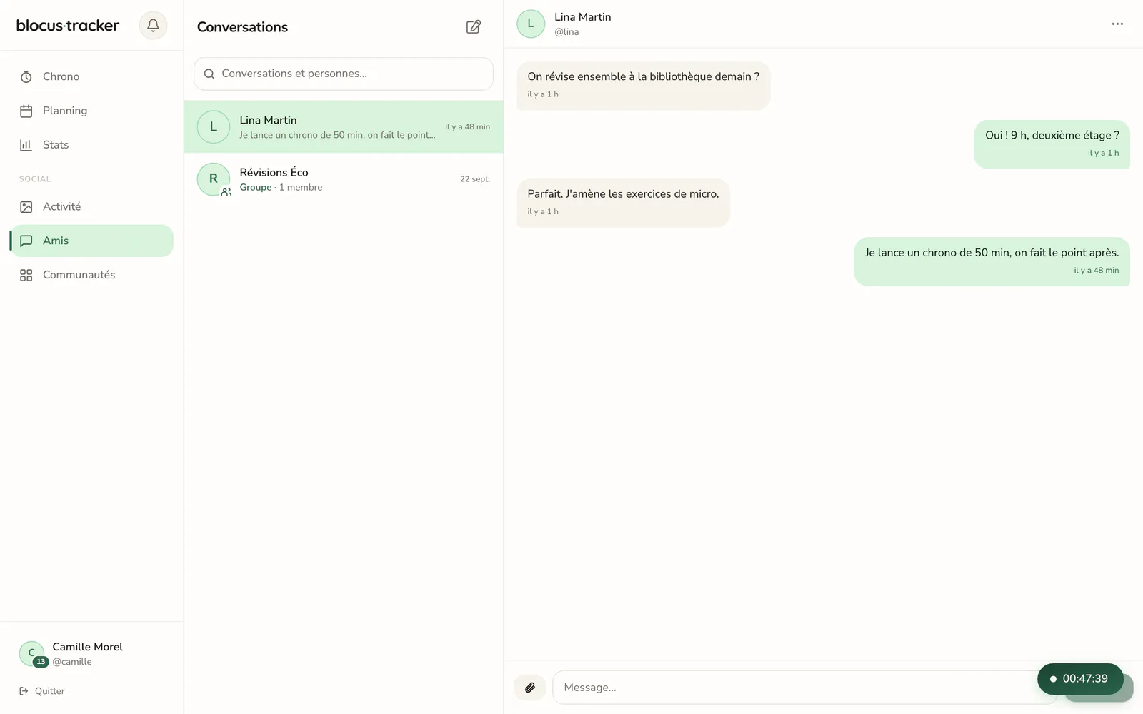 Une conversation avec une amie pour organiser une séance de révision à la bibliothèque